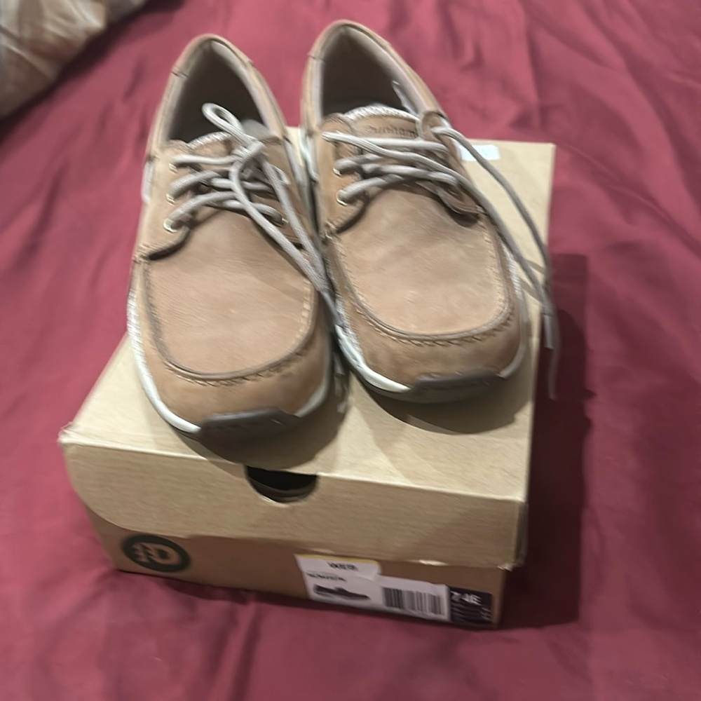 Dunham Boat Shoes Boys/ Men size 7
Tan leather